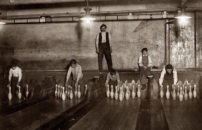 Мальчики, работающие расстановщиками кеглей. Мальчики, работающие расстановщиками кеглей.