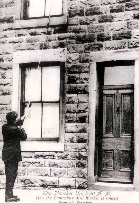 Человек-будильник не давал проспать на работу. Человек-будильник не давал проспать на работу.