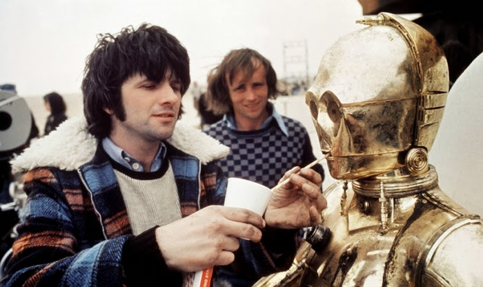 Золотистый робот C3PO. Золотистый робот C3PO.