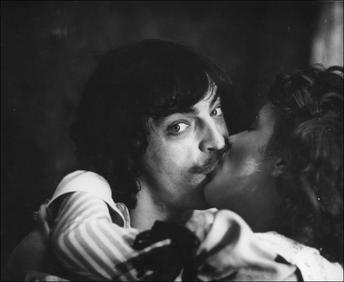 На съёмках Боярский потерял один ус. На съёмках Боярский потерял один ус.