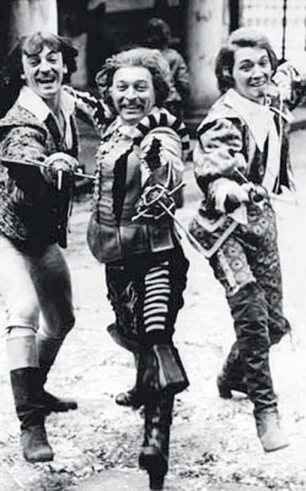 Сцены фехтования вызывали наибольшее веселье. Сцены фехтования вызывали наибольшее веселье.