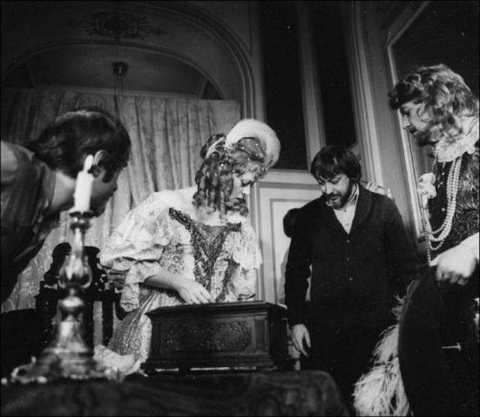 В роли Анны Австрийской режиссёр видел только Алису Фрейндлих. В роли Анны Австрийской режиссёр видел только Алису Фрейндлих.