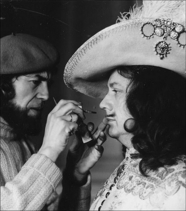 Олег Табаков в гримёрке. Олег Табаков в гримёрке.