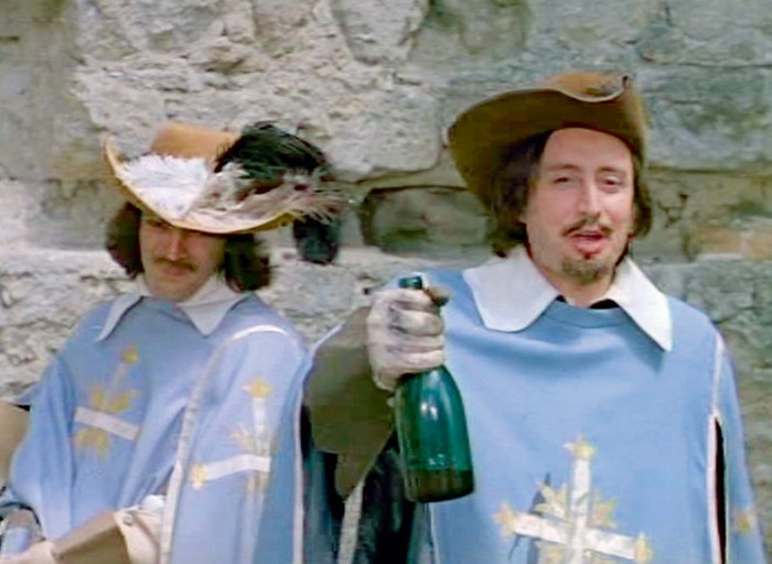 Поддельное «бургундское» сами мушкетеры тайком заменили на настоящее вино. Поддельное «бургундское» сами мушкетеры тайком заменили на настоящее вино.