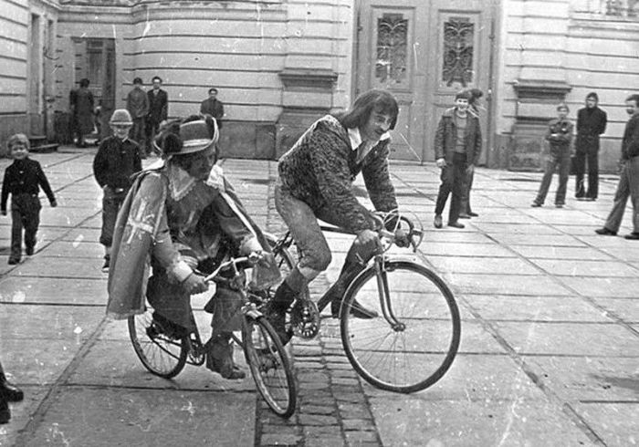 А через несколько минут актёры будут скакать в кадре на лошадях. А через несколько минут актёры будут скакать в кадре на лошадях.