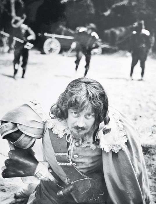 Ватный живот Портоса на этом фото почти выбивается из-под одежды. Ватный живот Портоса на этом фото почти выбивается из-под одежды.