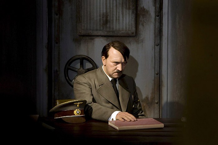 Фигура Гитлера в музее Тюссо. Фигура Гитлера в музее Тюссо.