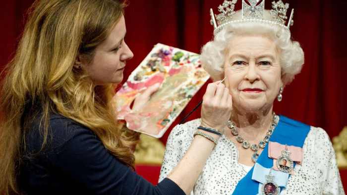 Все фигуры делают примерно на 2 процента больше настоящих размеров человека. Все фигуры делают примерно на 2 процента больше настоящих размеров человека.