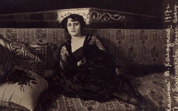 Вера Холодная в фильме *У камина*, 1917 Вера Холодная в фильме *У камина*, 1917