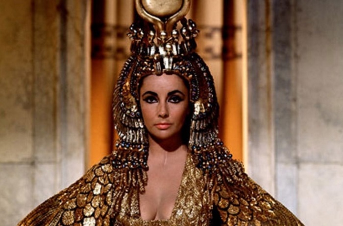 Элизабет Тейлор в фильме *Клеопатра* Элизабет Тейлор в фильме *Клеопатра*