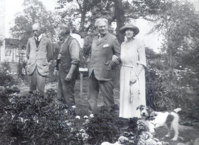 Джером К. Джером в саду с семьей Джером К. Джером в саду с семьей