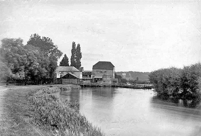 Окрестности Темзы, описанные в книге Джерома. Мельница и Шиплейкский шлюз. Фотограф Генри Тонт, 1870 Окрестности Темзы, описанные в книге Джерома. Мельница и Шиплейкский шлюз. Фотограф Генри Тонт, 1870