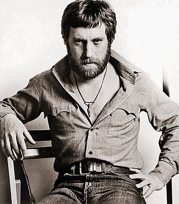 За 9500 евро была куплена серия снимков Владимира Семеновича, сделанная на пробах к фильму «Екатерина II и Пугачев», в котором поэт так и не сыграл. За 9500 евро была куплена серия снимков Владимира Семеновича, сделанная на пробах к фильму «Екатерина II и Пугачев», в котором поэт так и не сыграл.