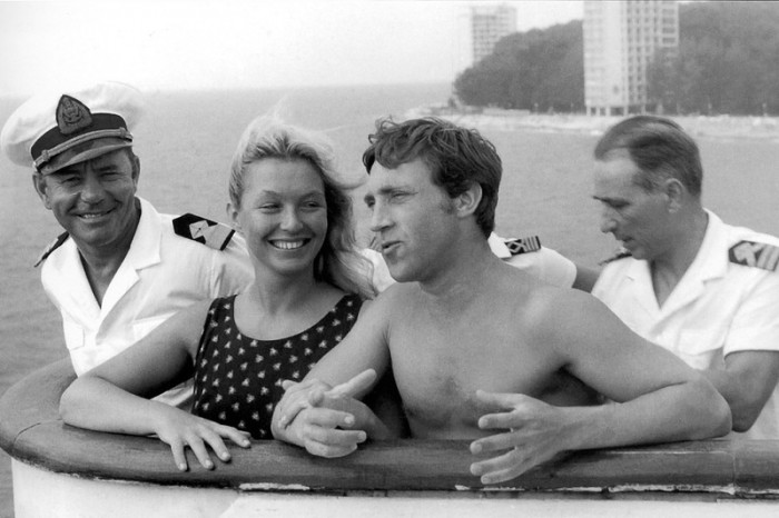 Капитан Анатолий Гарагуля, Марина Влади, Владимир Высоцкий и … в районе Пицунды. Капитан Анатолий Гарагуля, Марина Влади, Владимир Высоцкий и … в районе Пицунды.