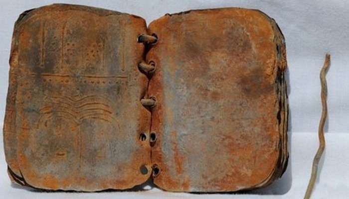 Свинцовые книги упомянуты в Книге Откровений в Библии. Свинцовые книги упомянуты в Книге Откровений в Библии.