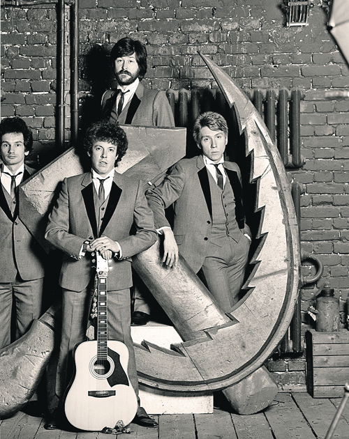 «Машина времени». 1986 год. Вверху - Александр Кутиков. Стоят (слева направо): Валерий Ефремов, Андрей Макаревич, Александр Зайцев. Валерий ПЛОТНИКОВ