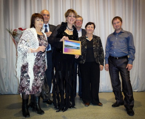 Певица Любовь Казарновская с адептами секты «СССР»