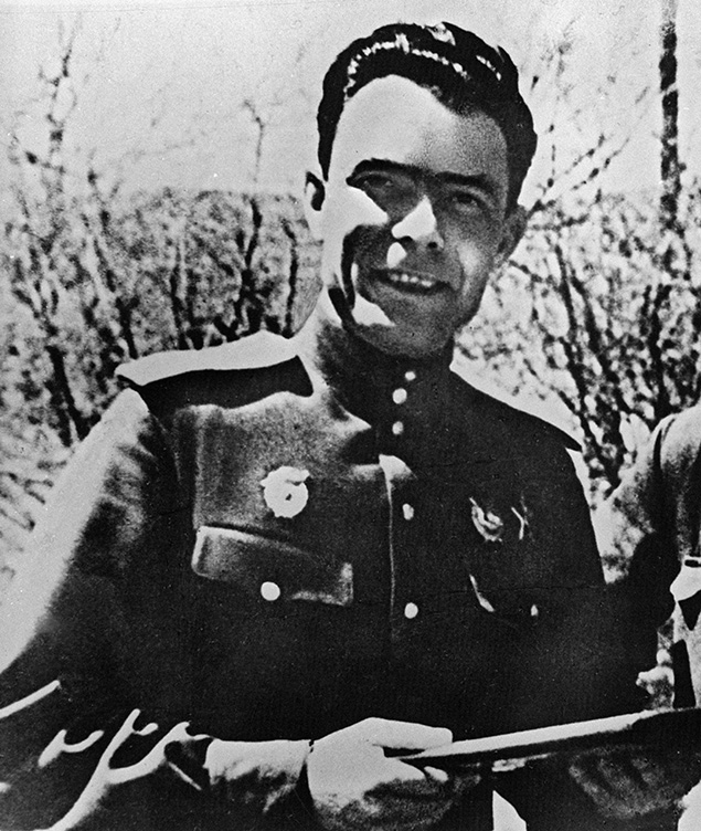 В 1943 году газета «Правда» отмечала полковника Брежнева, который сорок раз под постоянными обстрелами переправлялся с «большой земли» на «малую» РИА Новости