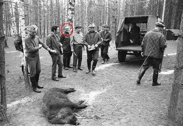Охота на кабана в Завидове. В центре (в шляпе, с ножом) Леонид Брежнев. За его спиной - Генри Киссинджер (обведен кругом). ТАСС