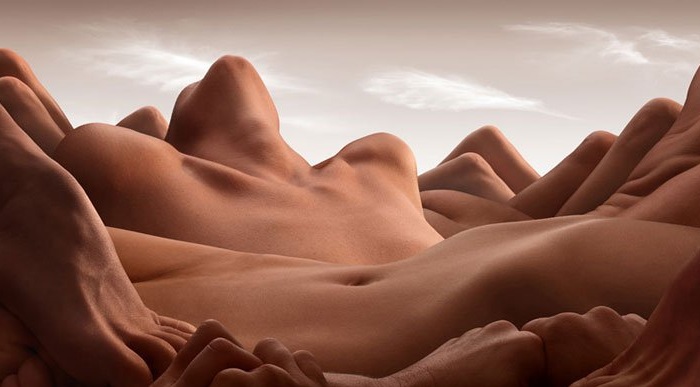 «Барханы» из обнаженных человеческих тел. «Барханы» из обнаженных человеческих тел.