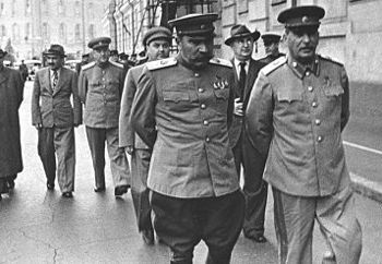 Лаврентий Берия (за спиной Сталина)