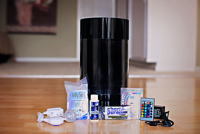 В наборе с аквариумом идет все необходимое для жизни медуз, включая, собственно, самих медуз. В наборе с аквариумом идет все необходимое для жизни медуз, включая, собственно, самих медуз.