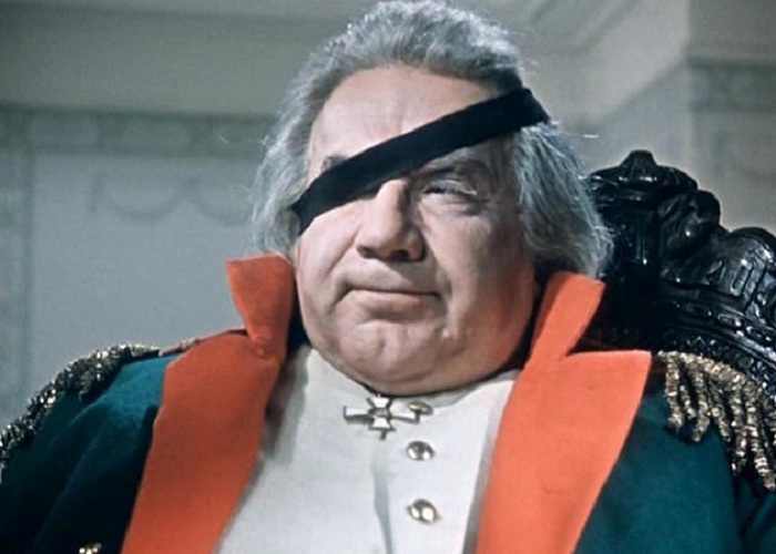 Пуля дважды проходила в сантиметре от глаз Кутузова. (Кадр из фильма). Пуля дважды проходила в сантиметре от глаз Кутузова. (Кадр из фильма).