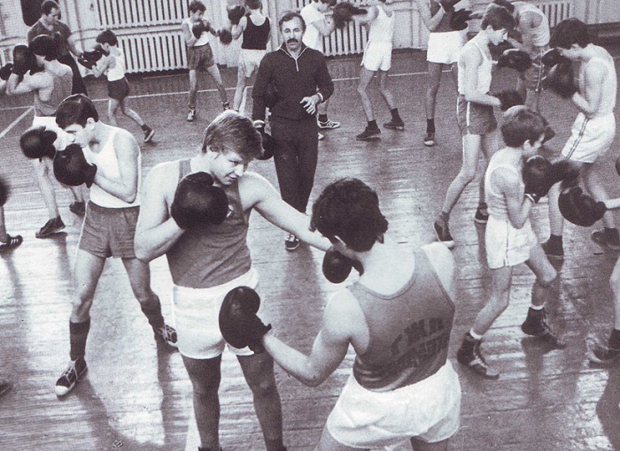 Чтобы быть более уверенными в себе, школьники шли записываться в спортивные секции. Чтобы быть более уверенными в себе, школьники шли записываться в спортивные секции.