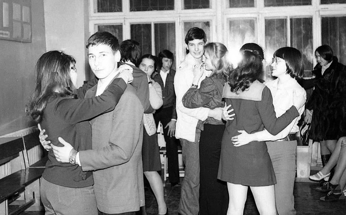 Раньше в старших классах отношения выясняли между параллельными классами. Раньше в старших классах отношения выясняли между параллельными классами.