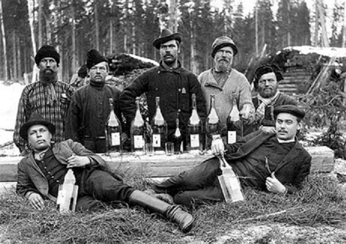 Принятие «сухого» закона народ принял воинственно. Принятие «сухого» закона народ принял воинственно.