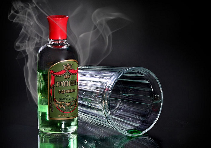 Тройной одеколон - заменитель алкоголя во времена сухого закона. Тройной одеколон - заменитель алкоголя во времена сухого закона.