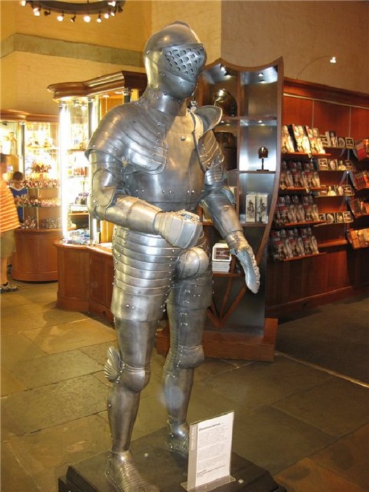 Рыцарские доспехи с броней на причинном месте. Рыцарские доспехи с броней на причинном месте.