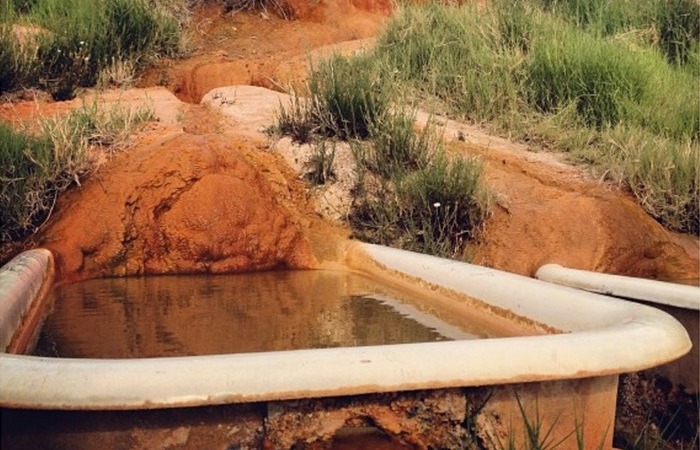 Сегодня в Mystic Hot Springs есть 8 ванн и два бассейна. Сегодня в Mystic Hot Springs есть 8 ванн и два бассейна.