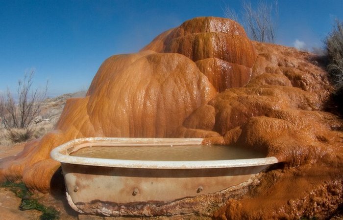 Ванные частично погрузились в породу и выглядят как продолжение скал. Ванные частично погрузились в породу и выглядят как продолжение скал.