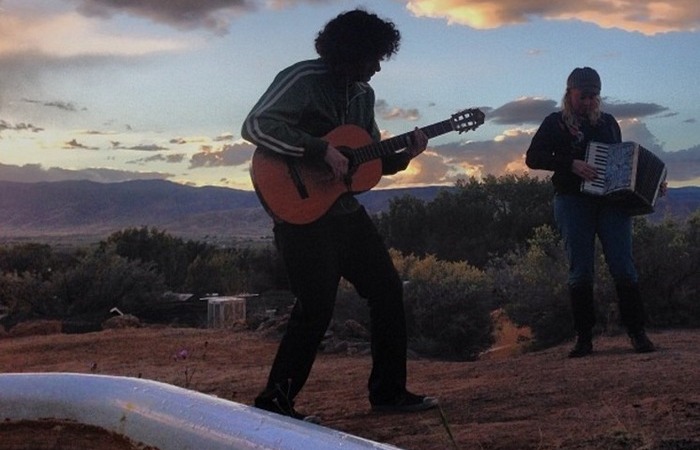 За $ 10 можно заказать концерт во время купания. За $ 10 можно заказать концерт во время купания.