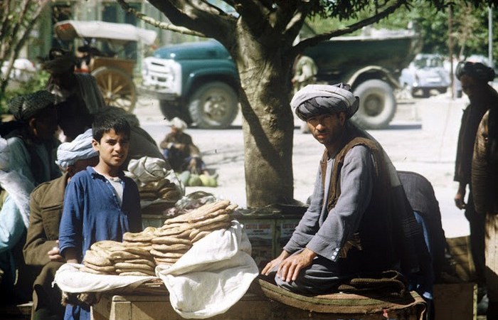 Продавец хлеба. Продавец хлеба.