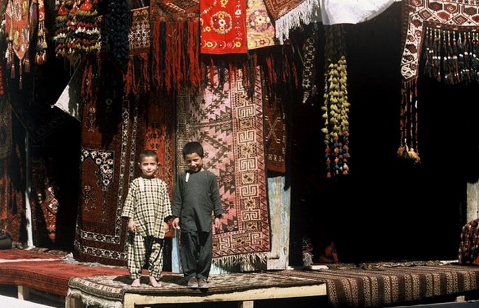 Дети в лавке. Дети в лавке.