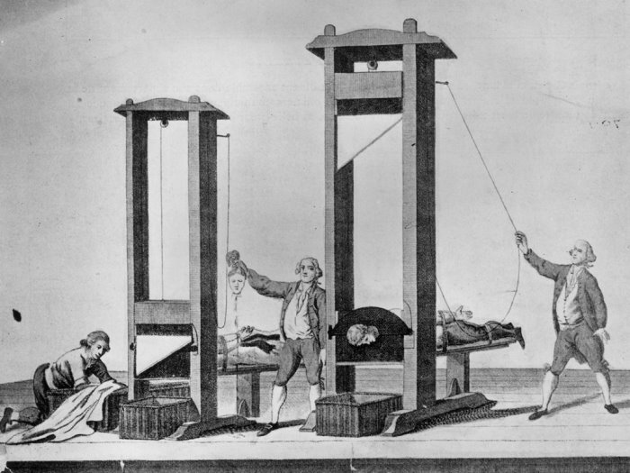 Профессиональный инструмент палачей – гильотина Профессиональный инструмент палачей – гильотина