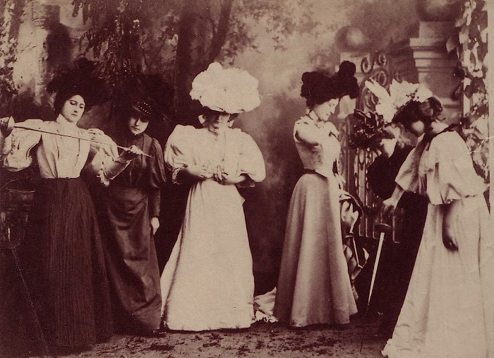 Фотографическая почтовая карточка *Подготовка к дуэли* Фотографическая почтовая карточка *Подготовка к дуэли*