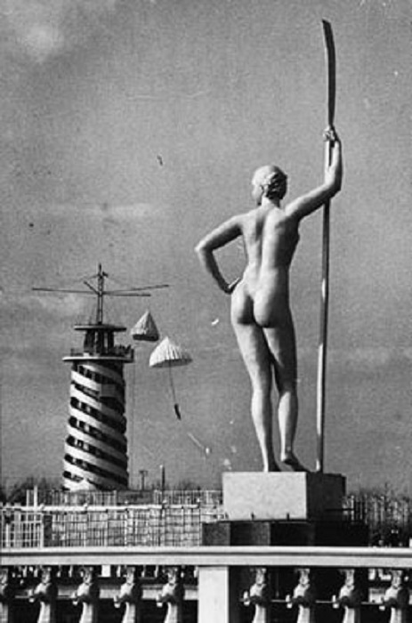 Восьмиметровая скульптура «Девушка с веслом», замечательного скульптора Ивана Шадра.