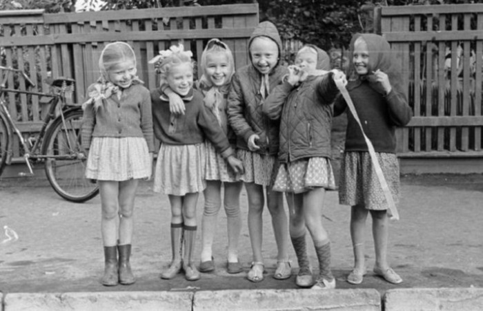 Девчонки из Старой Руссы,<br>1967 год, фотограф Вадим Опалин. Девчонки из Старой Руссы,<br>1967 год, фотограф Вадим Опалин.