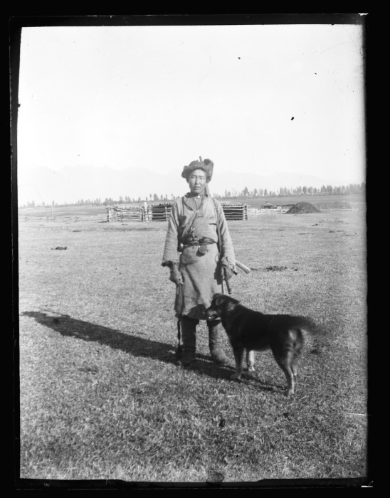 Охотник перех походом в лес на охоту. Охотник перех походом в лес на охоту.