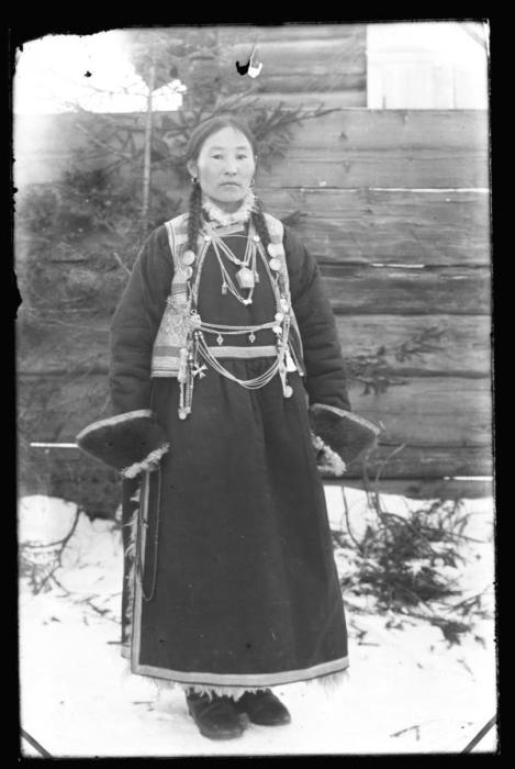 Женская зимняя одежда встречалась в виде ватного простроченного халата с маленьким воротником и запахом направо. Женская зимняя одежда встречалась в виде ватного простроченного халата с маленьким воротником и запахом направо.