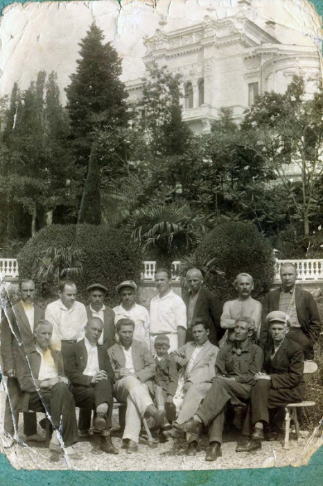 От завода Ян получил путевку и единственный раз в жизни съездил подлечиться в санаторий.