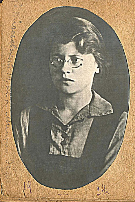 Она стала родственницей Зелмы, её брат Георгий Эглит женился на старшей сестре Зелмы—Анне.