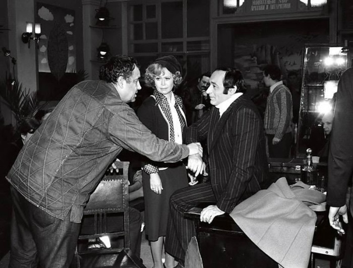 Эльдар Рязанов, Светлана Немоляева и Валентин Гафт на съёмочной площадке. Эльдар Рязанов, Светлана Немоляева и Валентин Гафт на съёмочной площадке.