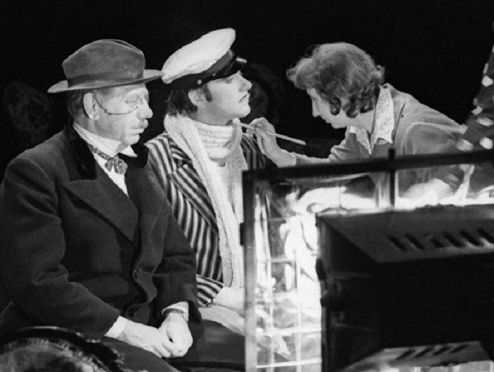 Анатолий Папанов и Андрей Миронов, которому доделывают гримм перед съёмкой фильма. Анатолий Папанов и Андрей Миронов, которому доделывают гримм перед съёмкой фильма.