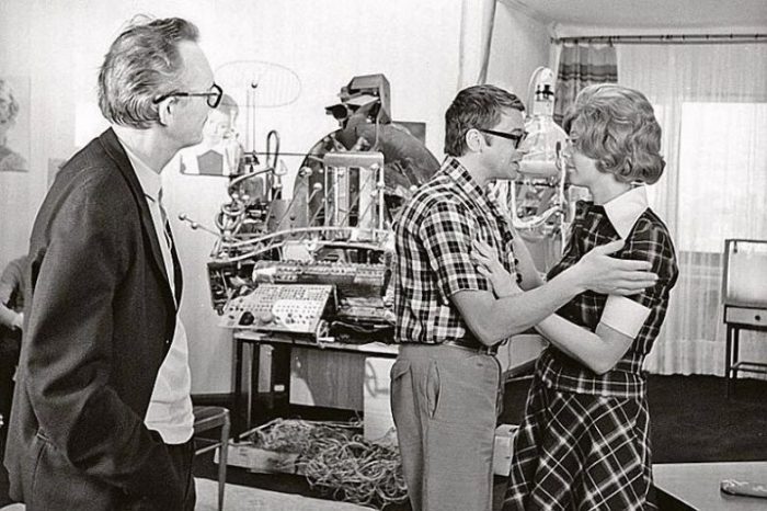 Режиссёр Леонид Гайдай и актёры Александр Демьяненко с Натальей Селезнёвой во время съёмок фильма. Режиссёр Леонид Гайдай и актёры Александр Демьяненко с Натальей Селезнёвой во время съёмок фильма.