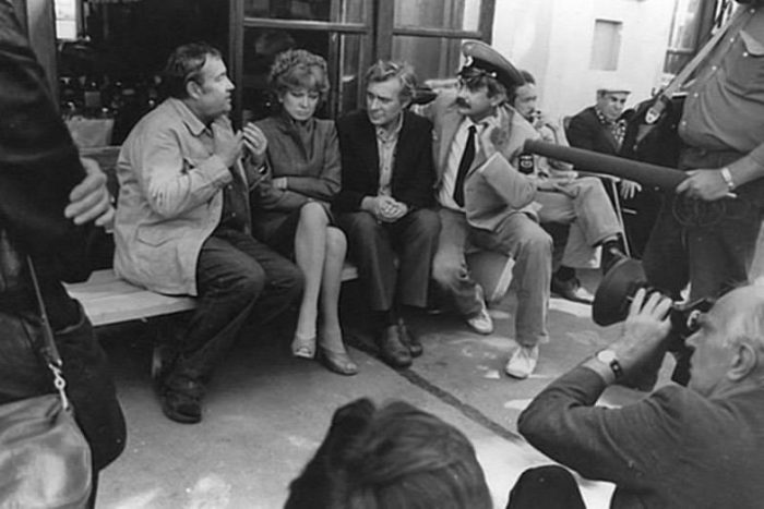 Рабочий момент на съёмочной площадке фильма: Эльдар Рязанов, Людмила Гурченко, Олег Басилашвили и Никита Михалков. Рабочий момент на съёмочной площадке фильма: Эльдар Рязанов, Людмила Гурченко, Олег Басилашвили и Никита Михалков.