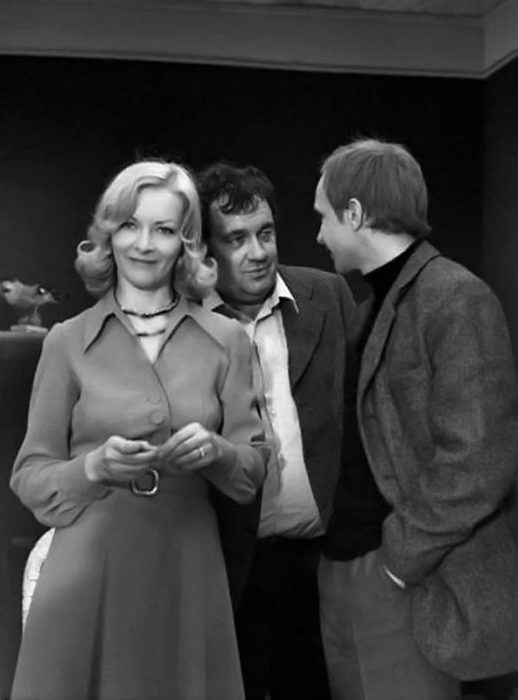 Рабочий момент режиссёра Эльдара Рязанова и актёров Барбары Брыльской и Андрея Мягкова во время съёмок фильма. Рабочий момент режиссёра Эльдара Рязанова и актёров Барбары Брыльской и Андрея Мягкова во время съёмок фильма.